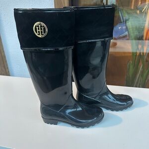 Tommy Hilfiger Glossy Black Quilted-Cuff Rain Boots with Gold Logo